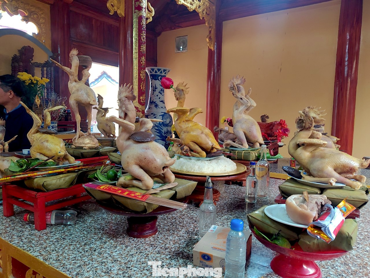 Họ sẽ dậy từ sáng sớm để làm gà vì khâu tạo thế rất quan trọng và mất thời gian. Mỗi gia đình sẽ làm một mâm cỗ riêng để dâng lên bàn thờ tổ tiên trong ngày rằm tháng Giêng.