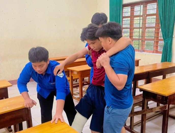 Những hình ảnh đặc biệt, ấm lòng cũng xuất hiện trong ngày thi đầu tiên.