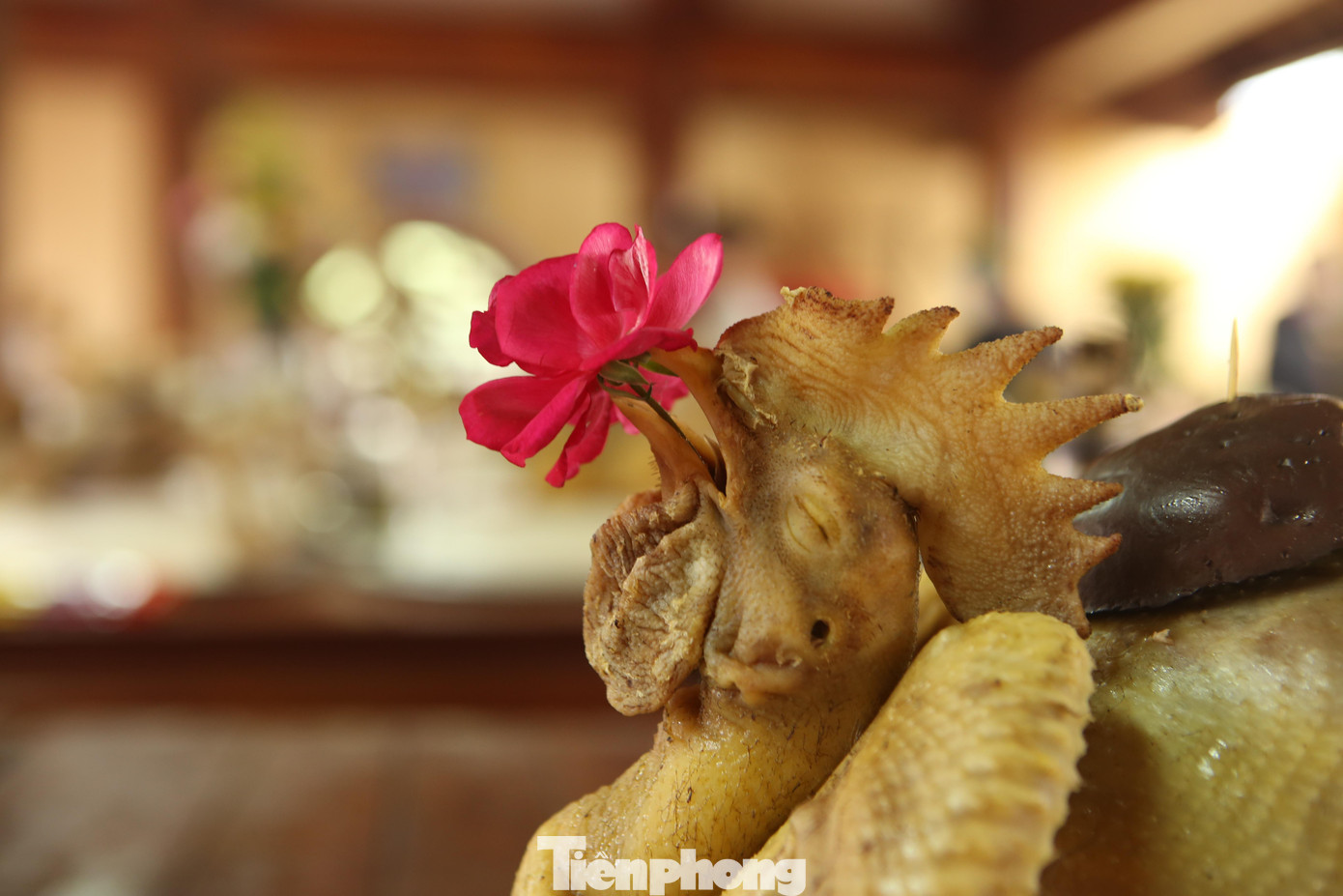 Thế gà ngậm hoa độc đáo dâng lên bàn thờ