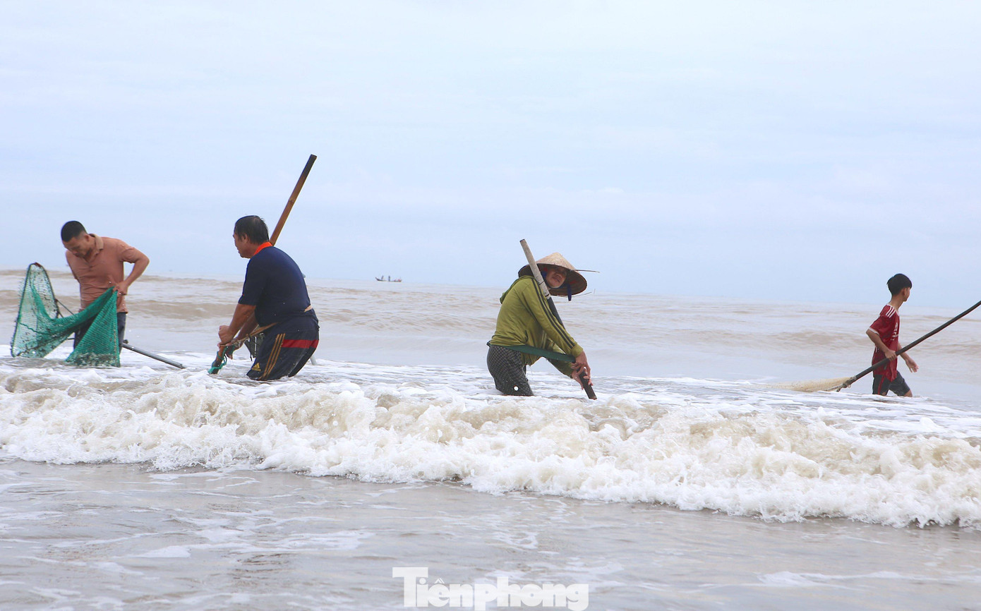 Người dân ngâm mình dưới biển từ 2-3h để vợt sò lông. Sóng biển lớn dồn dập ập vào người nhưng ngư dân vẫn cố bám trụ để mưu sinh.