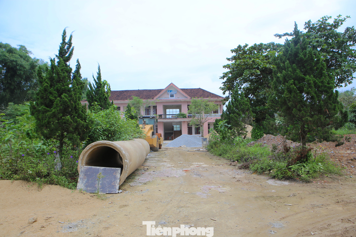 Trường Tiểu học Sơn Mỹ (xã Sơn Mỹ cũ, huyện Hương Sơn, tỉnh Hà Tĩnh) bỏ hoang sau hơn 4 năm khi sáp nhập về trường mới. Cụ thể khi thực hiện đề án sáp nhập cùng 2 xã Sơn Tân, Sơn Hà thành xã Tân Mỹ Hà thì trường bỏ hoang không sử dụng. Hiện Trường Tiểu học Tân Mỹ Hà chia thành hai điểm dạy.