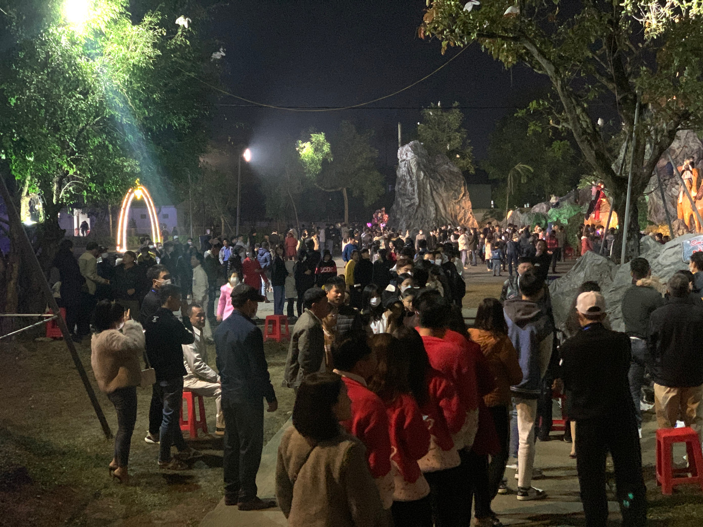 Hoà chung không khí mừng Giáng sinh cả nước, tại nhà thờ chính toà giáo xứ Văn Hạnh (thành phố Hà Tĩnh) có hàng ngàn người đến để chiêm ngưỡng hang đá “khủng” và xem đêm diễn nguyện.