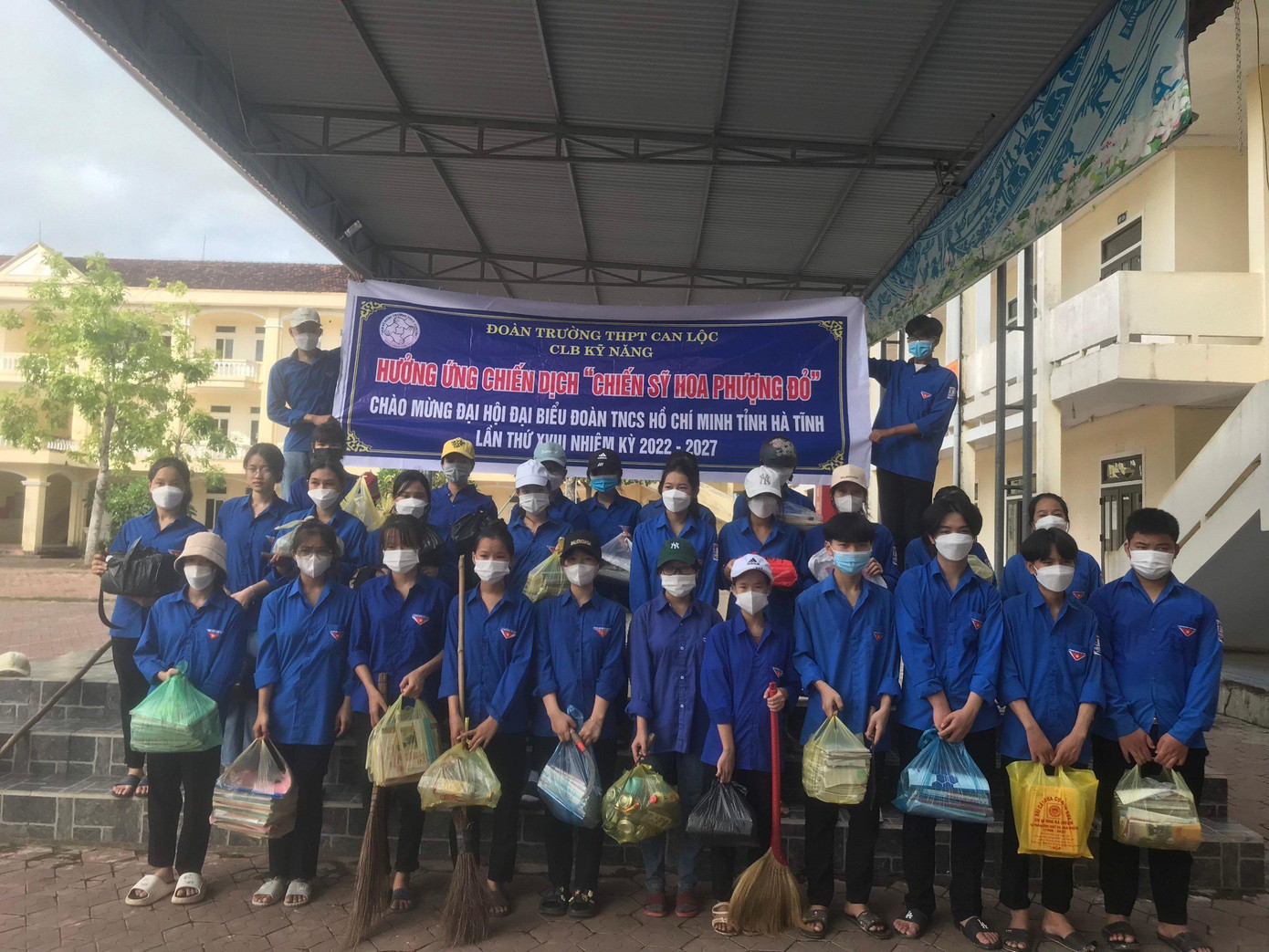 Hưởng ứng chiến dịch "Chiến sỹ Hoa phượng đỏ", Đoàn trường THPT Can Lộc đã dọn dẹp vệ sinh sân trường cùng triển khai mô hình “Ve chai kết nối yêu thương”. Hưởng ứng chiến dịch "Chiến sỹ Hoa phượng đỏ", Đoàn trường THPT Can Lộc đã dọn dẹp vệ sinh sân trường cùng triển khai mô hình “Ve chai kết nối yêu thương”.