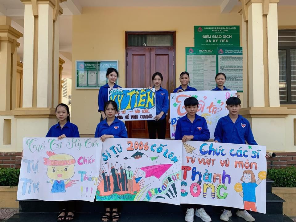 Bên cạnh đó, tuổi trẻ Hà Tĩnh cũng vẽ những bức tranh cổ động nhằm gửi những lời chúc, động viên đến các sĩ tử 2K6 "vượt vũ môn" thành công.