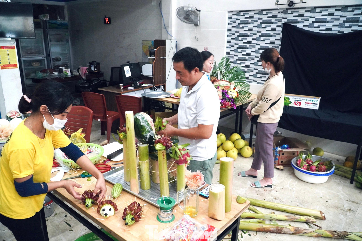 Tại cơ sở làm mâm cỗ Tết Trung thu của gia đình anh Nguyễn Đức Hồng (40 tuổi, ở phố Cao Thắng, phường Nam Hà, thành phố Hà Tĩnh, tỉnh Hà Tĩnh) mấy ngày này luôn tất bật. Tại cơ sở này mỗi ngày có ít nhất 4 người làm việc. Tại cơ sở làm mâm cỗ Tết Trung thu của gia đình anh Nguyễn Đức Hồng (40 tuổi, ở phố Cao Thắng, phường Nam Hà, thành phố Hà Tĩnh, tỉnh Hà Tĩnh) mấy ngày này luôn tất bật. Tại cơ sở này mỗi ngày có ít nhất 4 người làm việc.