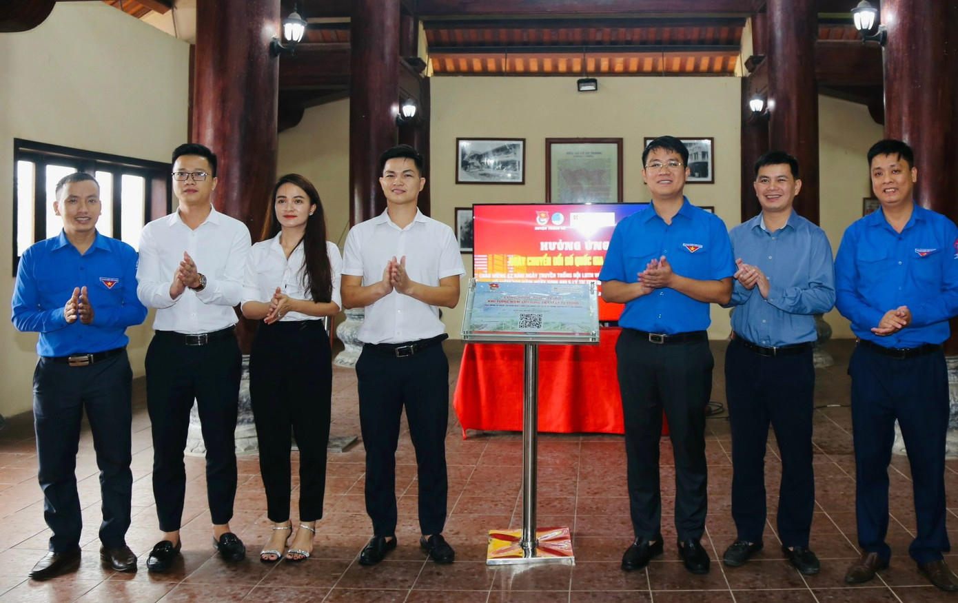 Tại khu tưởng Anh hùng liệt sỹ Lý Tự Trọng, Huyện đoàn - Hội LHTN Việt Nam huyện Thạch Hà phối hợp với Ban quản lý khu tưởng niệm Lý Tự Trọng ra mắt công nghệ thực tế ảo.