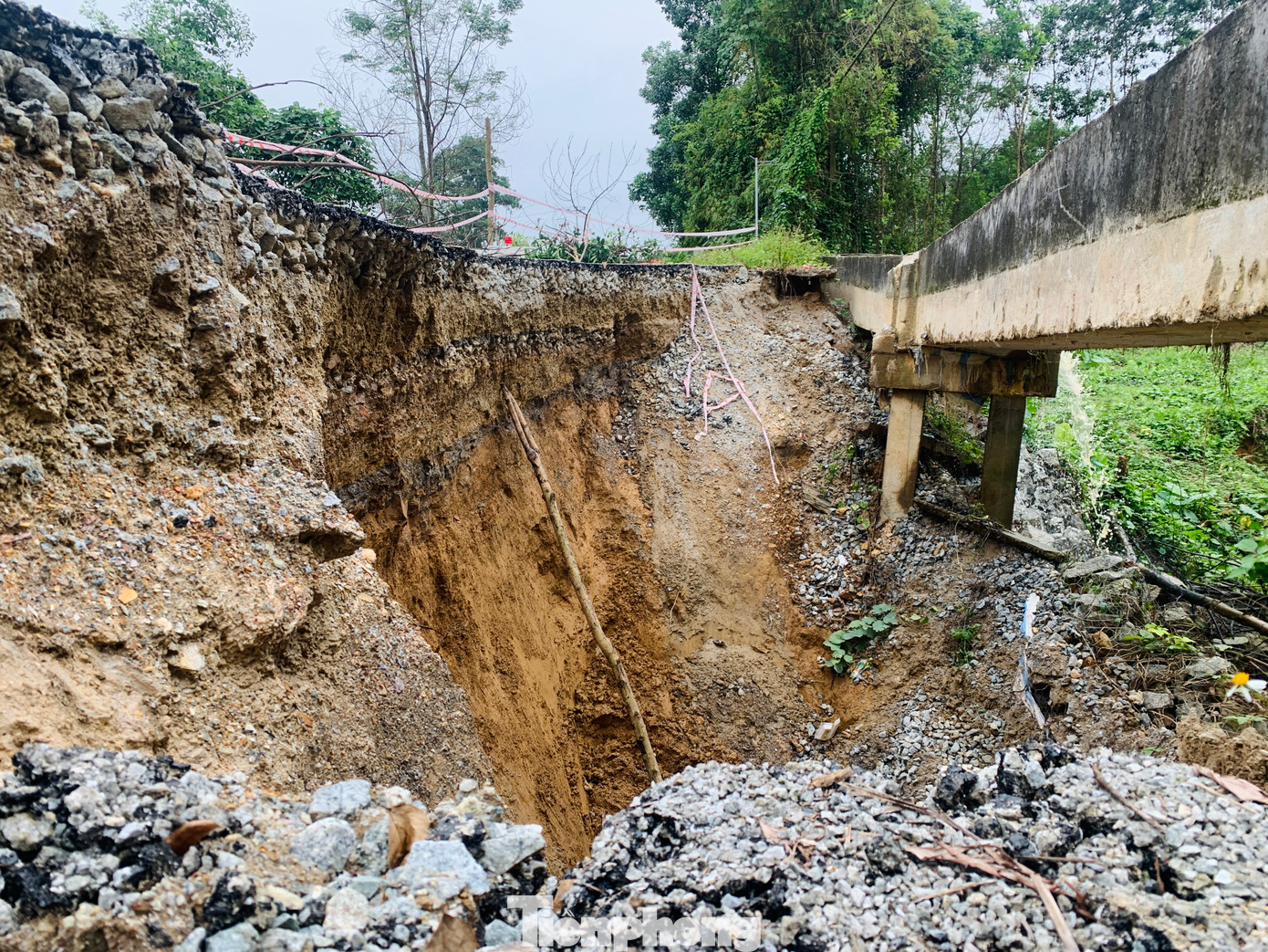 Nước cuốn trôi nhiều khối lượng đất, đá cùng cây cối. Sự cố sạt lở khiến tuyến đường bị ảnh hưởng nghiêm trọng đến phương tiện giao thông qua lại khu vực này.