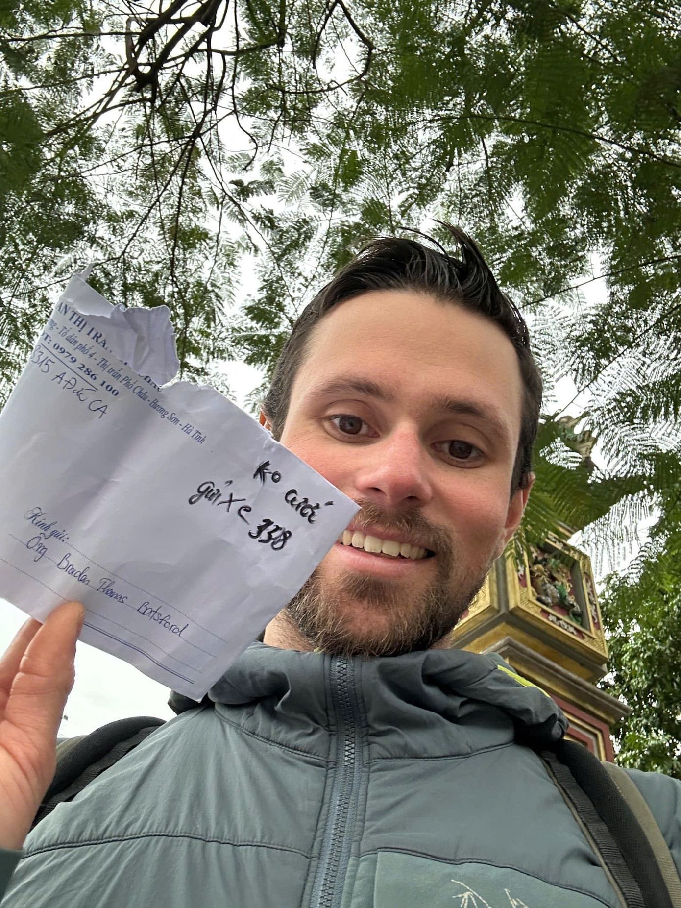 Nam du khách vui mừng khi nhận lại giấy tờ. Nam du khách vui mừng khi nhận lại giấy tờ.