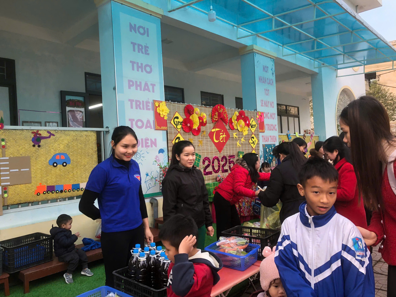 Tuổi trẻ Hà Tĩnh tổ chức hội chợ gây quỹ hỗ trợ người nghèo.