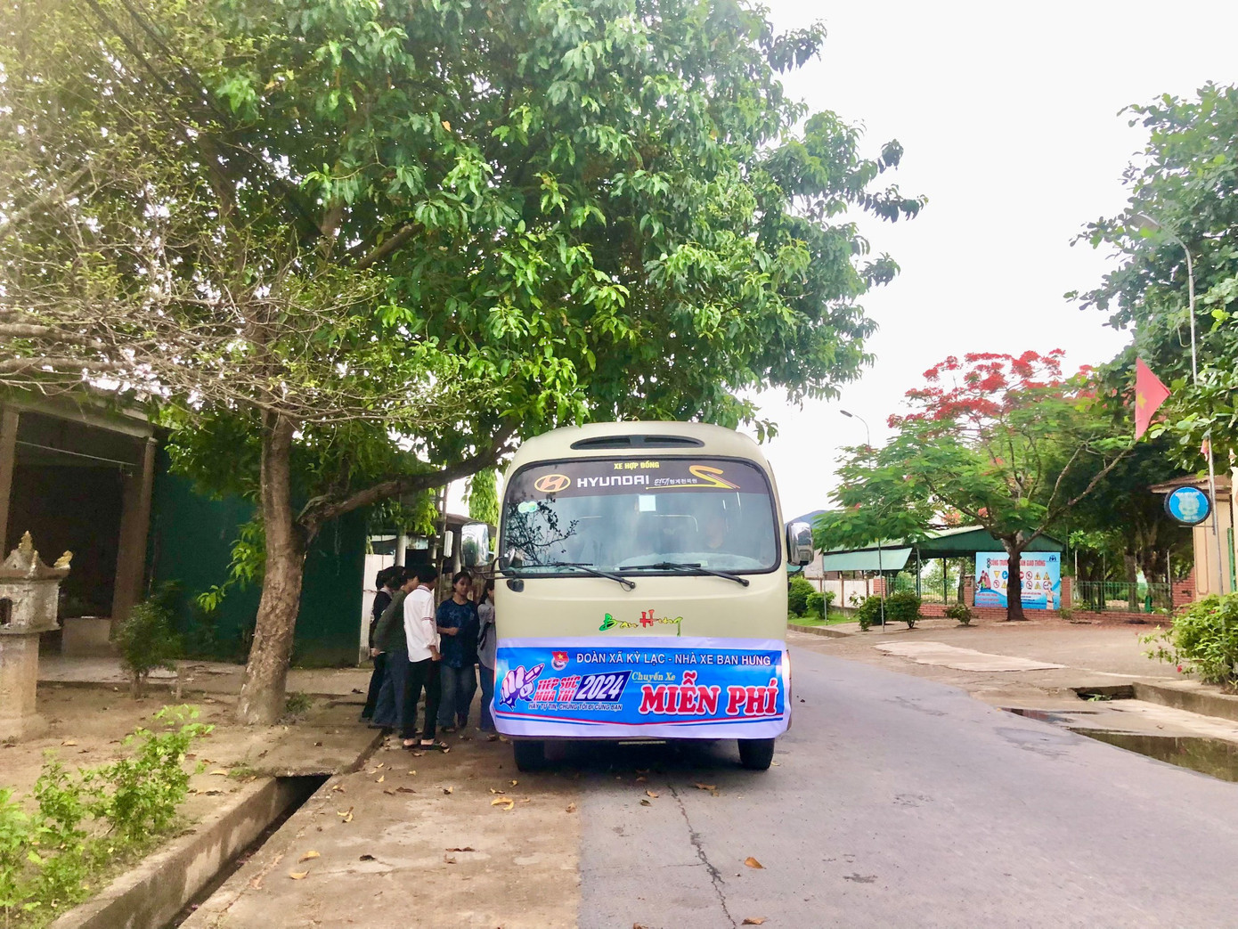 Đoàn thanh niên xã Kỳ Lạc (huyện Kỳ Anh) tổ chức xe đưa đón thí sinh miễn phí đến điểm thi.