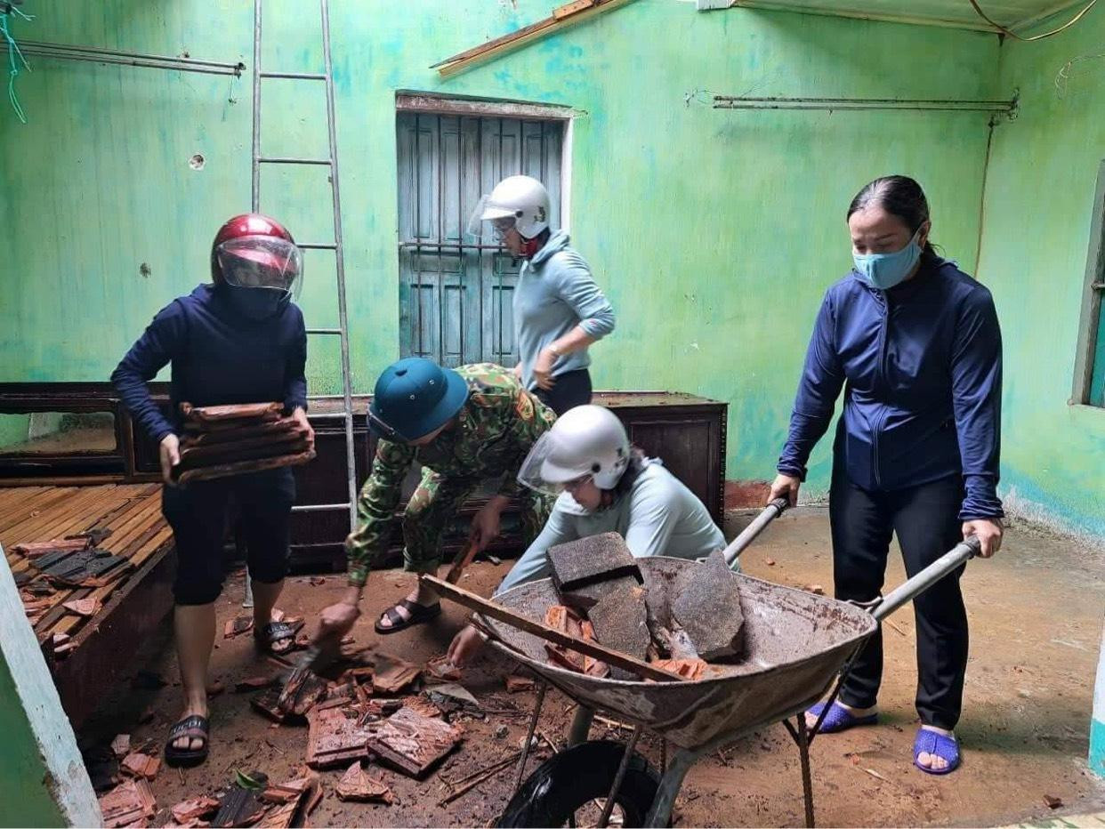 Chính quyền địa phương phối hợp với người dân khắc phục hậu quả sau trận lốc xoáy. Chính quyền địa phương phối hợp với người dân khắc phục hậu quả sau trận lốc xoáy.