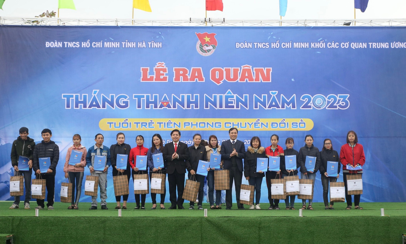 Cũng tại buổi lễ, ban tổ chức đã trao tặng 30 suất quà; mỗi suất quà trị giá hơn 1 triệu đồng cho thanh niên công nhân thuộc Cụm Công nghiệp Nam Hồng, thị xã Hồng Lĩnh.