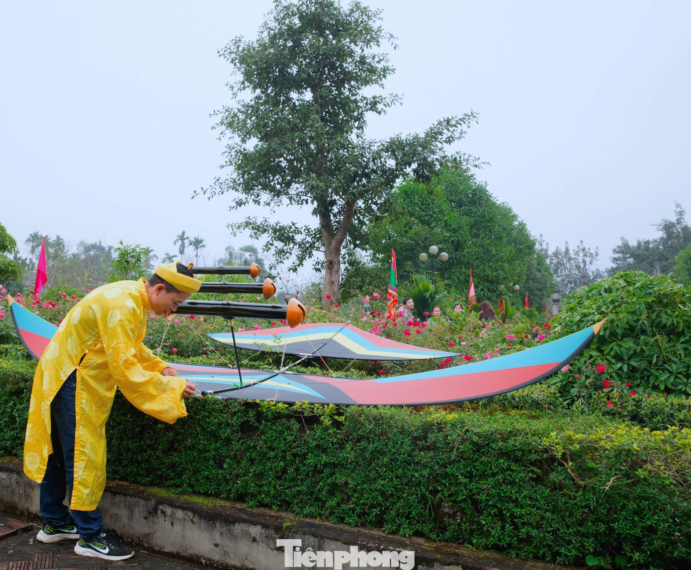 Trên cánh diều được sơn màu và viết chữ, vẽ họa tiết trang trí tùy theo ý tưởng của từng địa phương đặt ra. Trên cánh diều được sơn màu và viết chữ, vẽ họa tiết trang trí tùy theo ý tưởng của từng địa phương đặt ra.