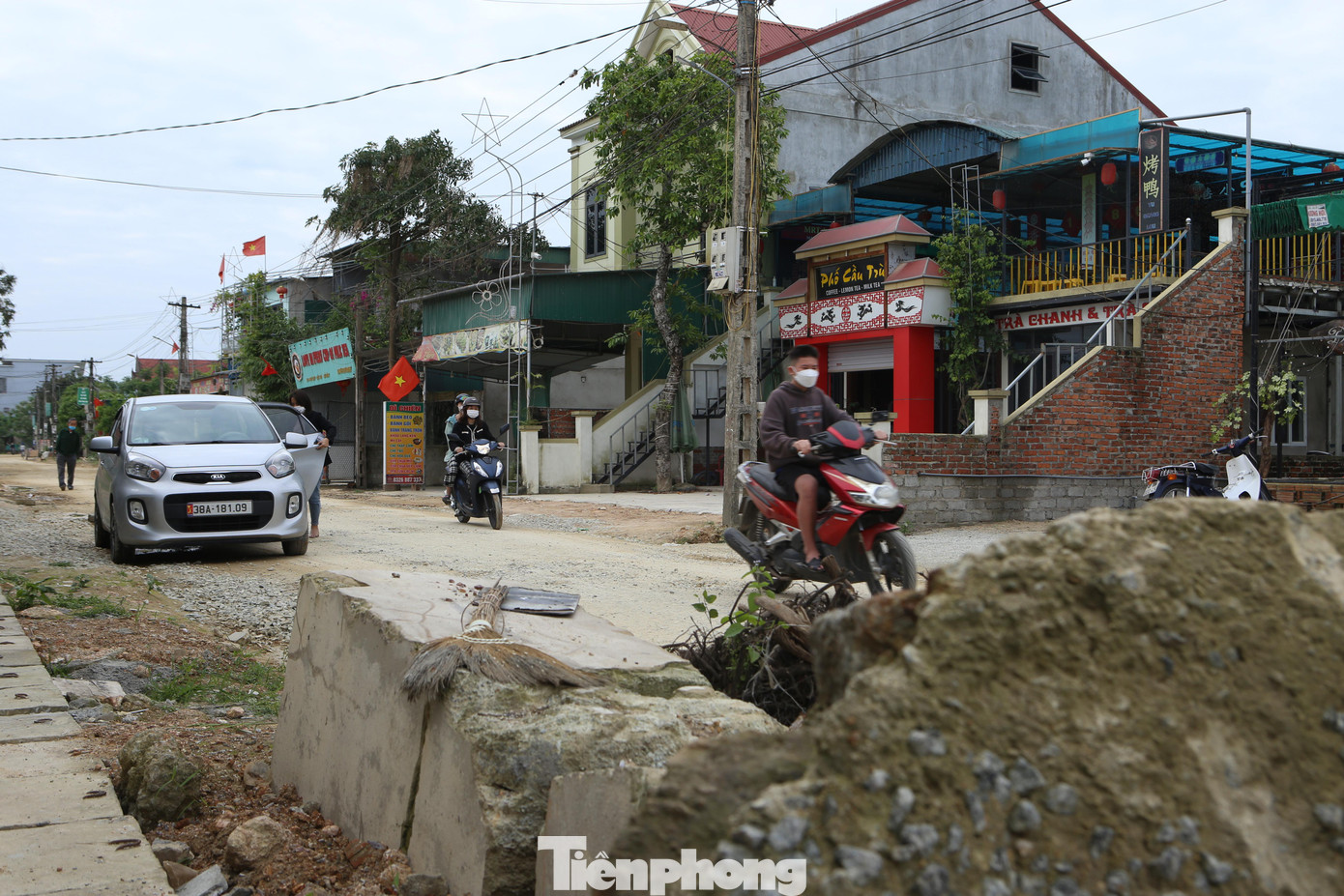 Dự án đường cứu hộ cứu nạn ven biển Lộc Hà (Hà Tĩnh) do UBND huyện Lộc Hà làm chủ đầu tư với số vốn là 128 tỷ đồng. Dự án có chiều dài 6,5km, đi qua thị trấn Lộc Hà, xã Thạch Mỹ và xã Phù Lưu.