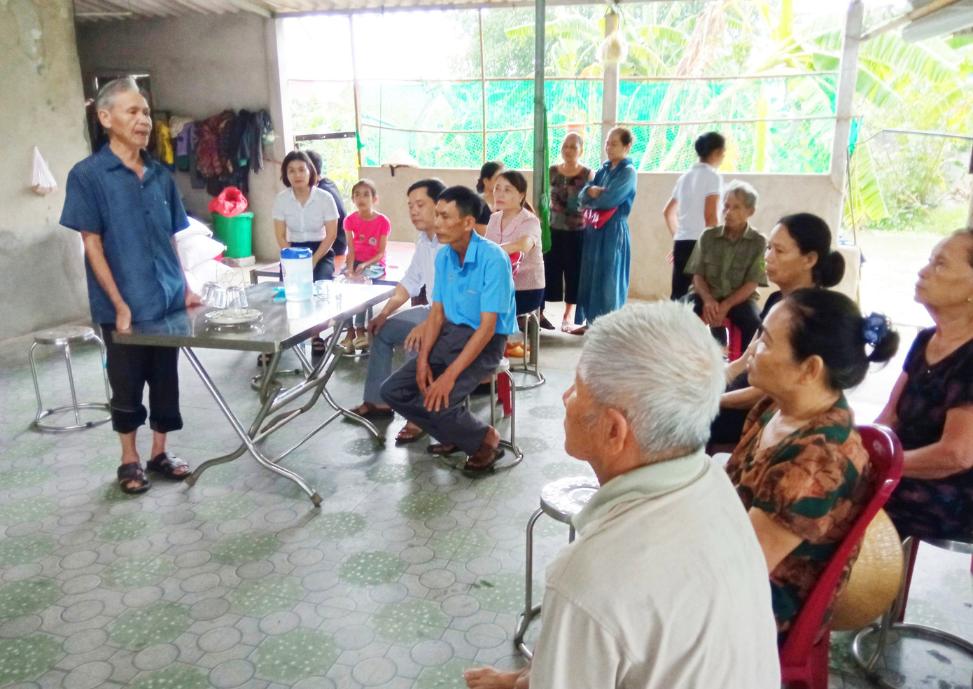 Người thân gia đình em Thắng thay mặt cảm ơn người dân trong thôn, chính quyền địa phương đã hỗ trợ, giúp đỡ.