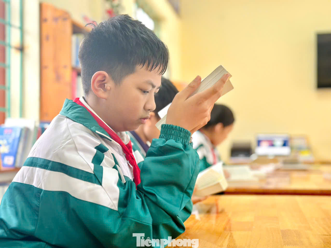 Em Trần Bảo Long dù khiếm thị nhưng đam mê đọc sách.