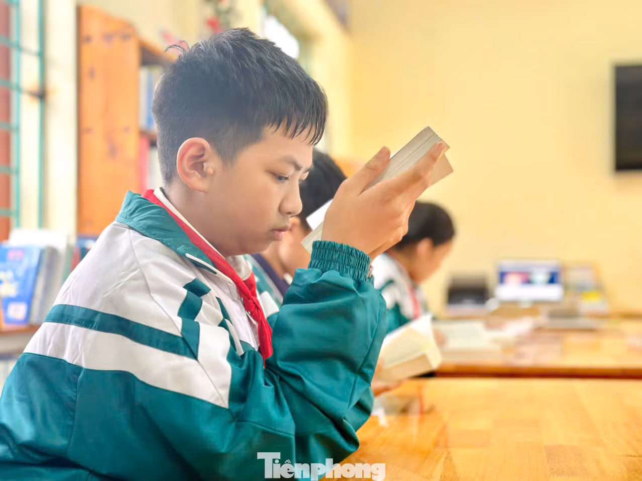 Em Trần Bảo Long dù khiếm thị nhưng đam mê đọc sách.