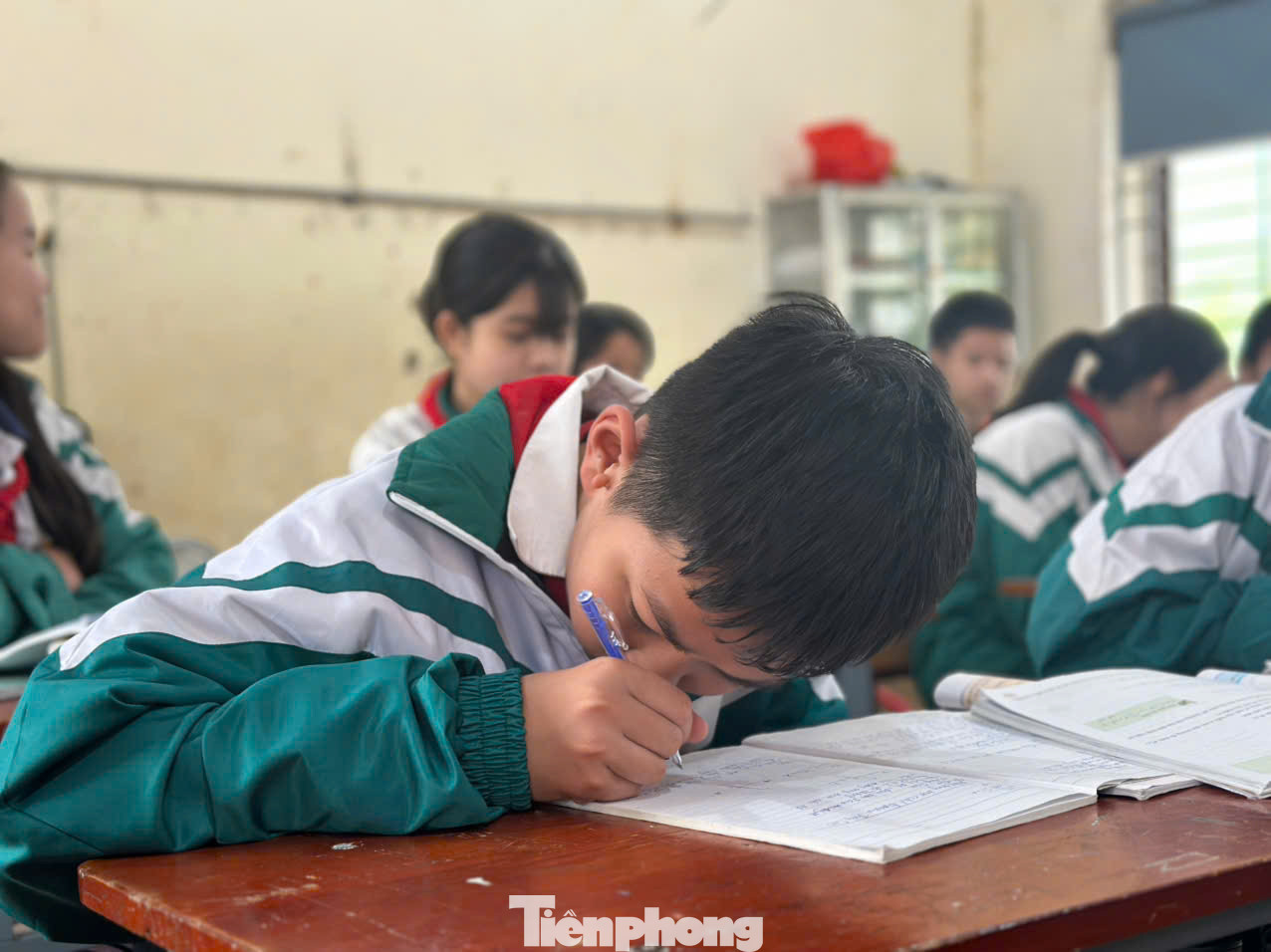 Mỗi lần đọc sách, Long phải đưa sách sát mặt mới rõ chữ, còn khi viết, em phải cúi thật sát vào trang giấy.