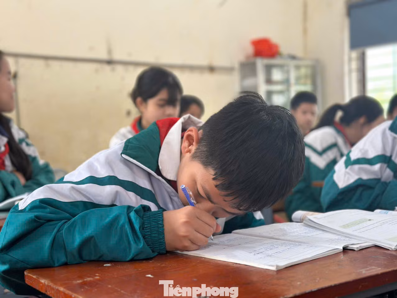 Mỗi lần đọc sách, Long phải đưa sách sát mặt mới rõ chữ, còn khi viết, em phải cúi thật sát vào trang giấy.