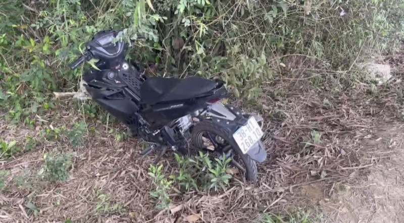 Chiếc xe mô tô lao xuống lề đường khi tông vào cảnh sát. Chiếc xe mô tô lao xuống lề đường khi tông vào cảnh sát.