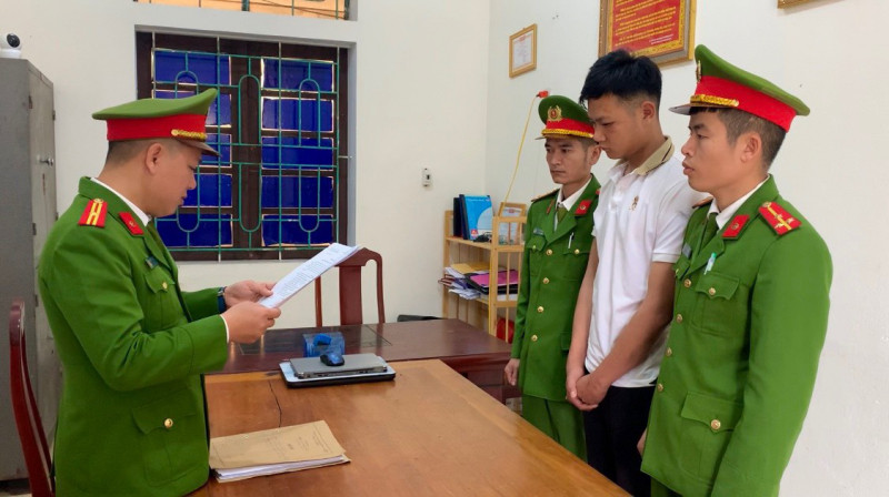 Cơ quan điều tra đọc lệnh khởi tố Nguyễn Tuấn Thành. Cơ quan điều tra đọc lệnh khởi tố Nguyễn Tuấn Thành.