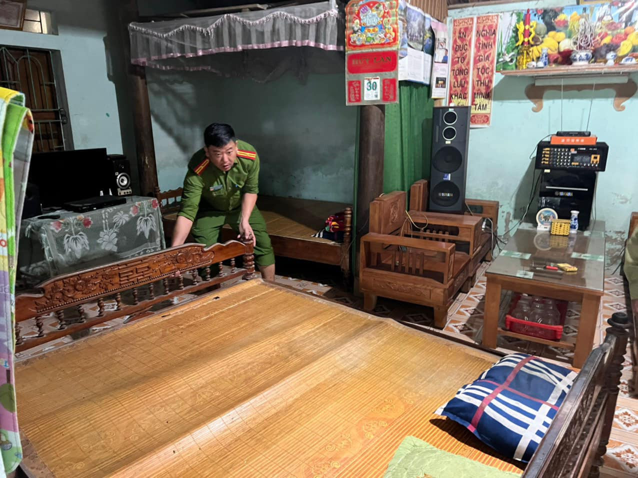 Giúp dân di dời tài sản của người dân ở vùng trũng thấp lên vị trí khô ráo.