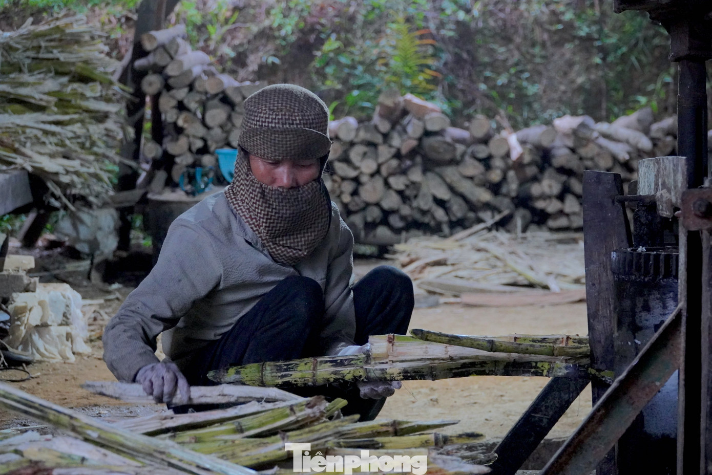 "Dịp Tết này lò nấu đỏ cả ngày lẫn đêm mới đủ sản phẩm phục vụ người tiêu dùng. Mấy năm nay mật mía ở đây nhiều người biết đến nên bán được giá. Hàng làm ngày nào bán hết ngày đó, có những thời điểm làm không đủ bán cho khách", một chủ HTX mật mía ở xã Thọ Điền cho hay.