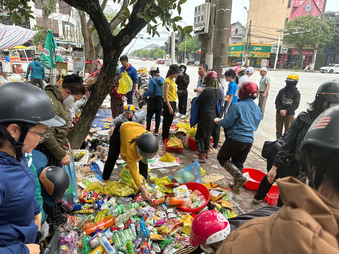 Nhiều người đến mua hàng giúp chủ bách hóa giảm thiểu tổn thất sau vụ hoả hoạn. Hành động này nhận được nhiều lời khen ngợi về tinh thần tương thân, tương ái trong cộng đồng.