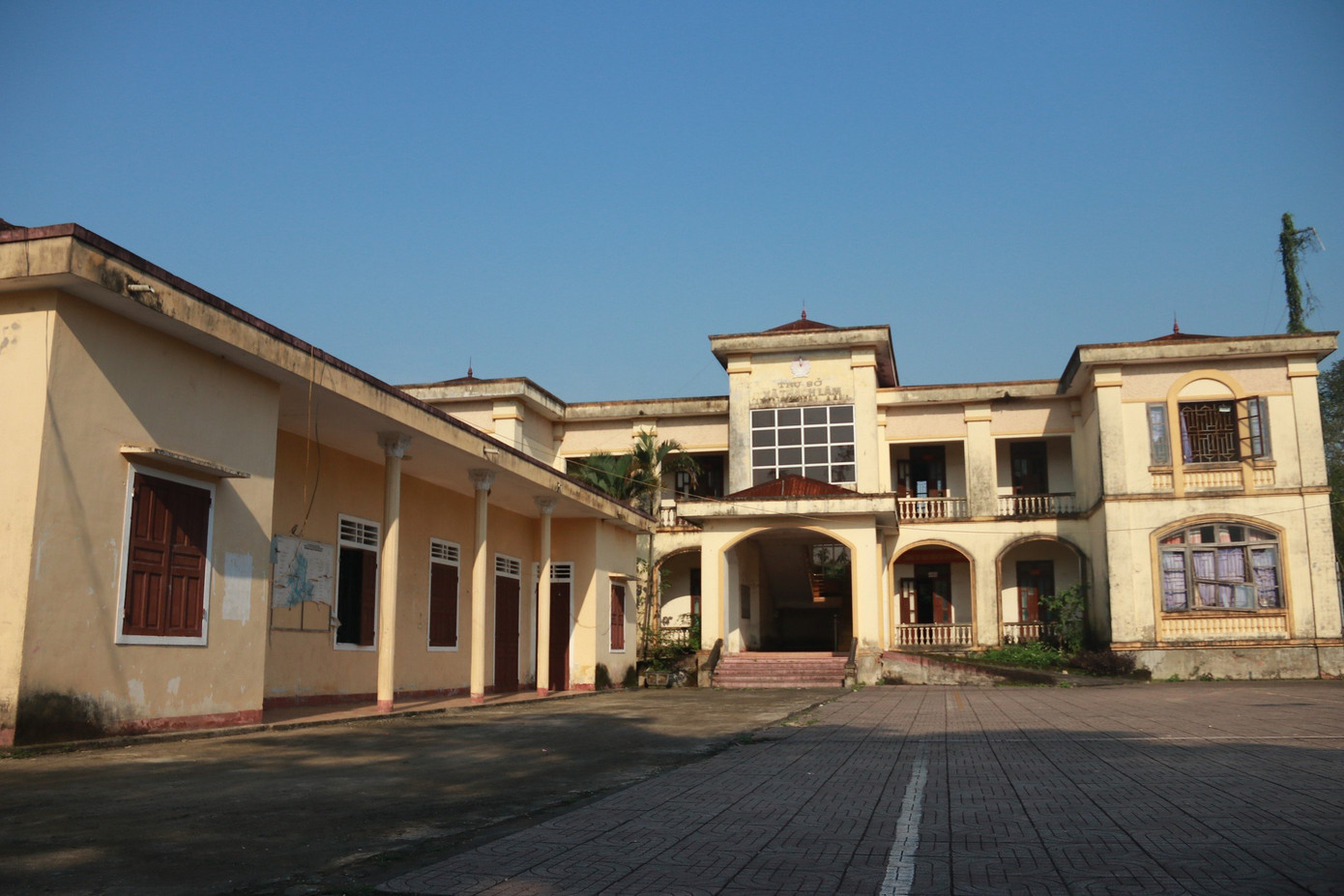 Trụ sở UBND xã Thạch Lâm trơ trọi sau 4 năm sáp nhập. Hiện nay sơn tường đã bong tróc, cỏ cây mọc um tùm...