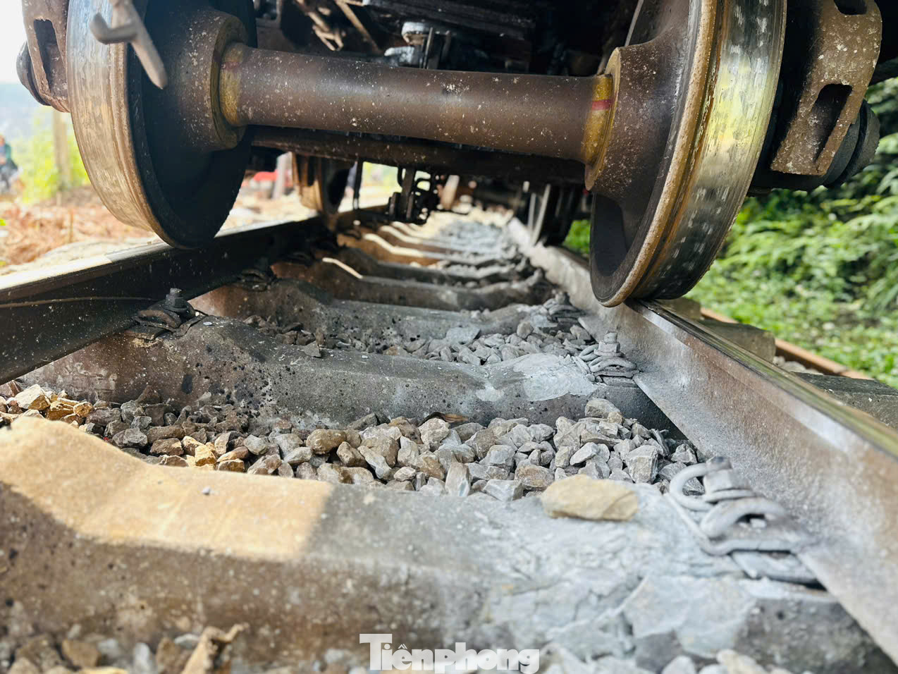 Vụ tai nạn cũng khiến người lái tàu hỏa bị thương nhẹ, giao thông đường sắt Bắc - Nam bị tê liệt. Theo người dân tại hiện trường, thời điểm xảy ra sự việc xe tải di chuyển qua đường ngang dân sinh và gặp phải sự cố. Đúng lúc này tàu hoả chạy tới, tài xế xe tải nhanh chóng mở cửa chạy thoát ra ngoài. Vụ tai nạn cũng khiến người lái tàu hỏa bị thương nhẹ, giao thông đường sắt Bắc - Nam bị tê liệt. Theo người dân tại hiện trường, thời điểm xảy ra sự việc xe tải di chuyển qua đường ngang dân sinh và gặp phải sự cố. Đúng lúc này tàu hoả chạy tới, tài xế xe tải nhanh chóng mở cửa chạy thoát ra ngoài.