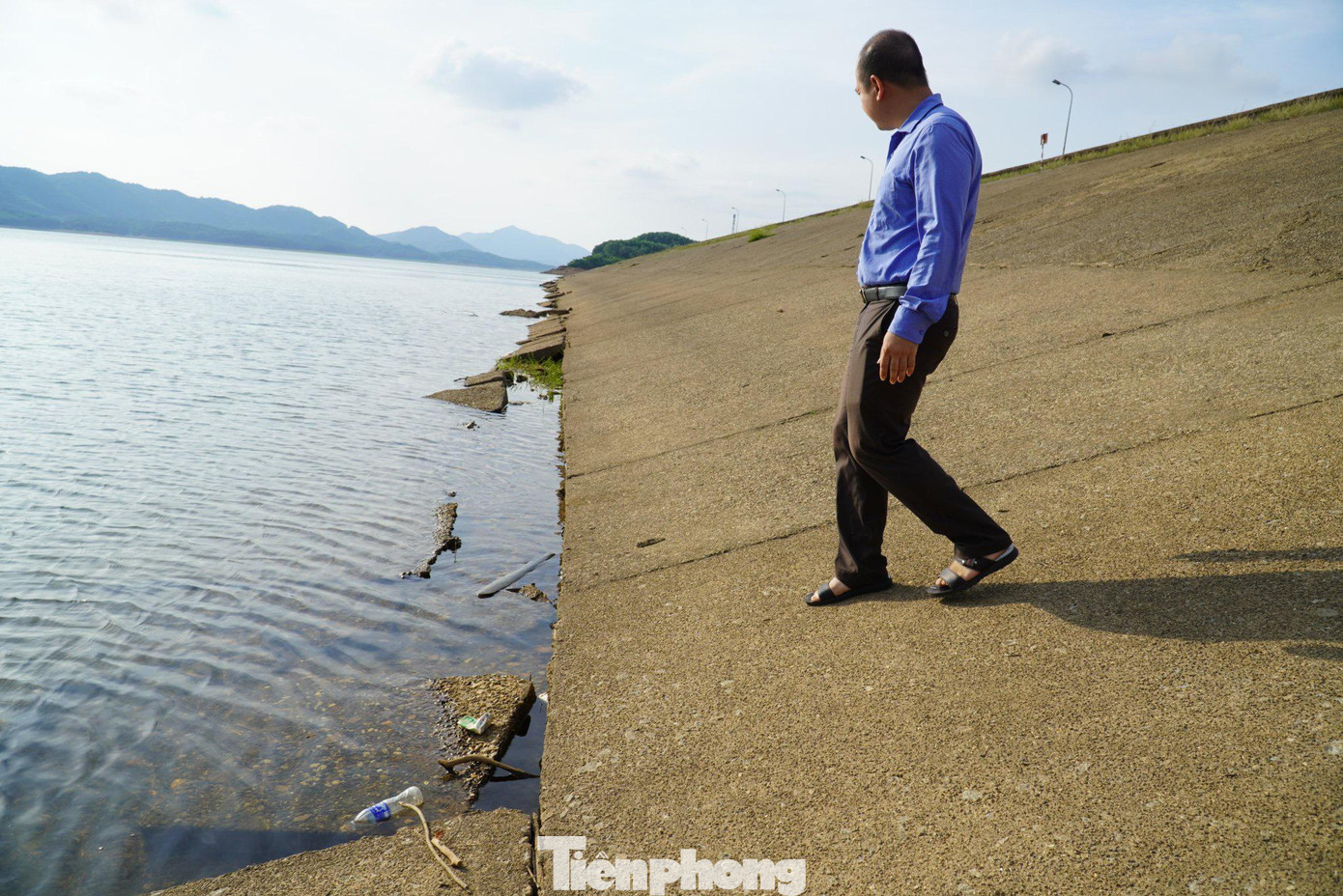 Tại khu vực thân đập, do thời gian dài chống chọi với mưa lũ đã xuất hiện xói lở, hở hàm ếch.