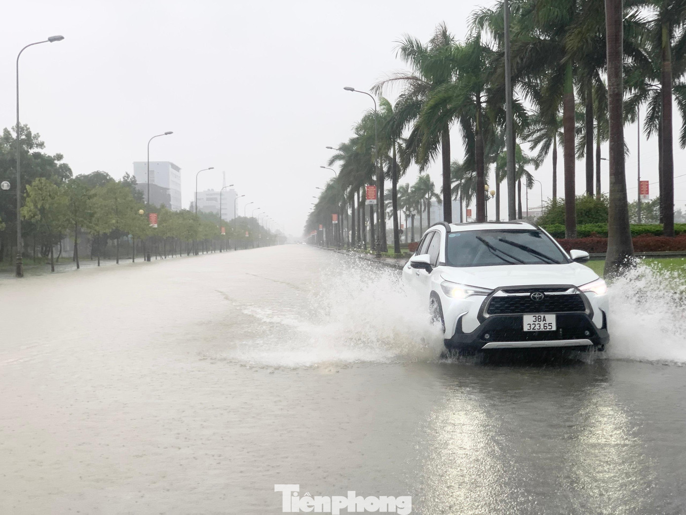 Do ảnh hưởng của không khí lạnh kết hợp với dải hội tụ nhiệt đới có trục qua Trung Trung Bộ nối với vùng áp thấp nên từ đêm qua đến sáng nay (16/10), ở TP Hà Tĩnh xảy ra mưa to.
