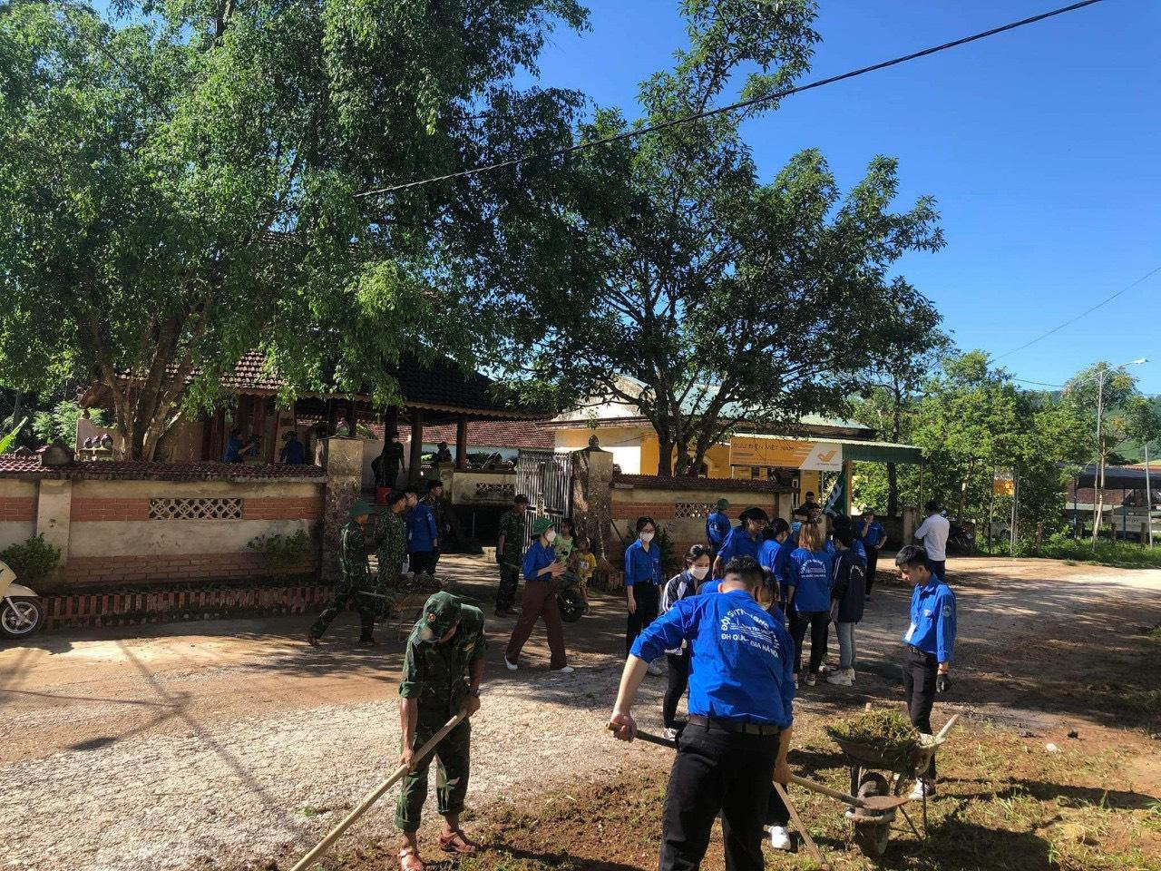 Nhiều tuyến đường được các tình nguyện viên hỗ trợ quét dọn, làm sạch. Nhiều tuyến đường được các tình nguyện viên hỗ trợ quét dọn, làm sạch.