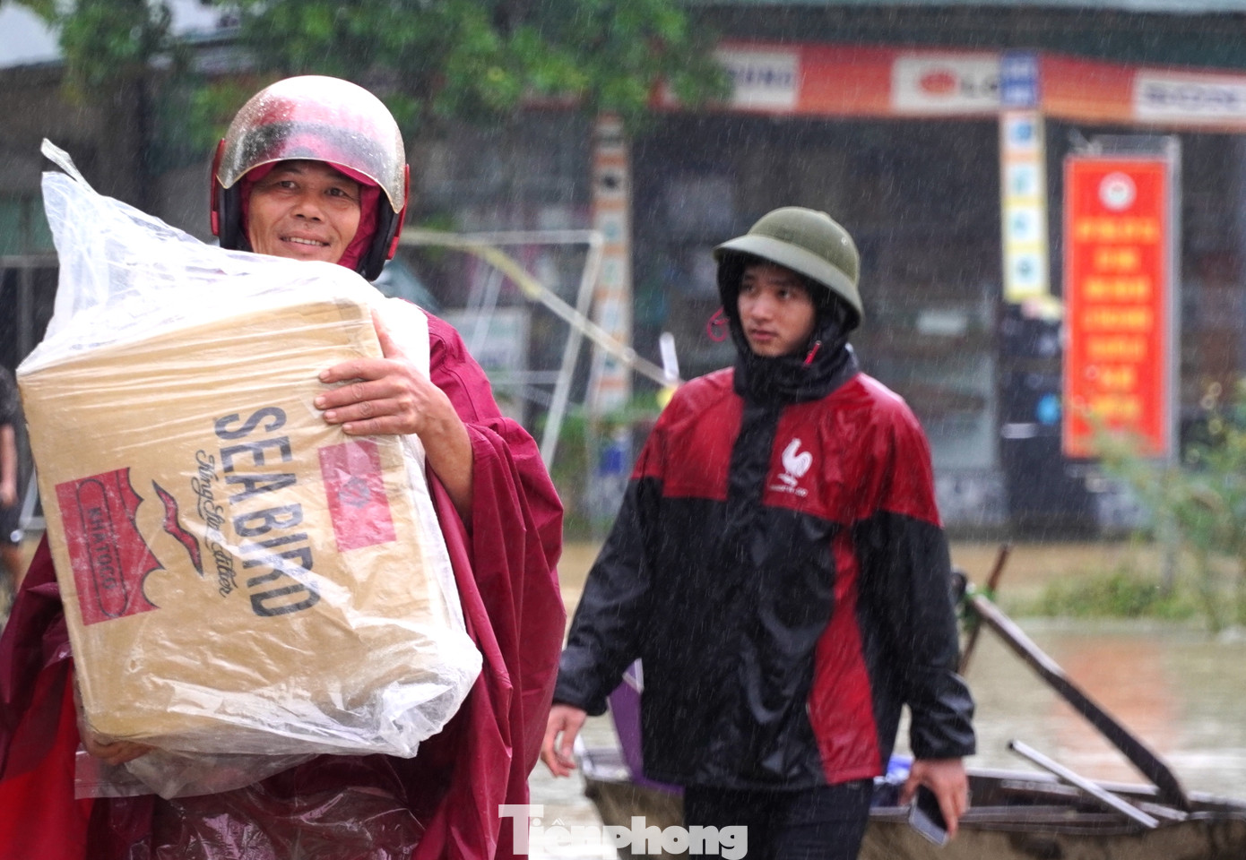 Người dân xã Kim Hoa di chuyển đồ đạc lên vị trí cao để tránh mưa lũ dâng.