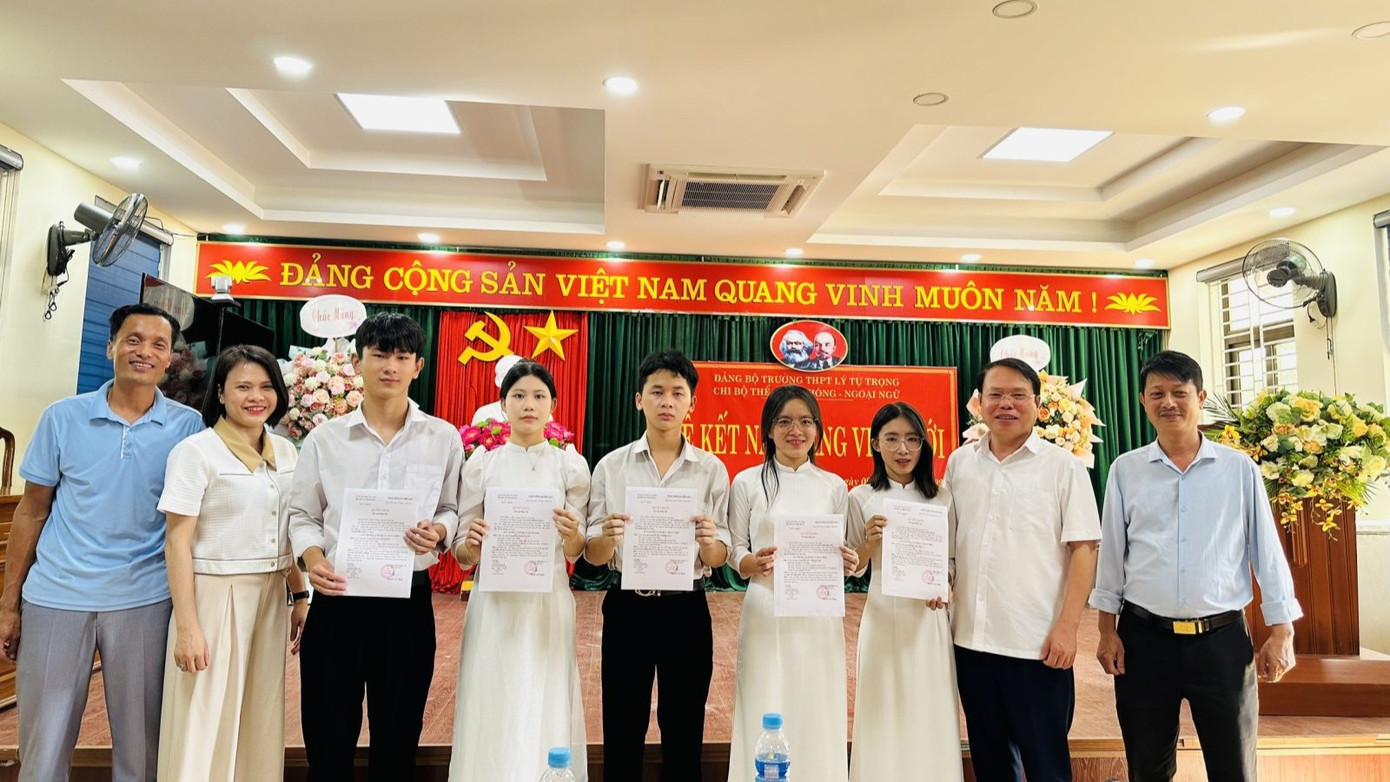 Các học sinh Trường THPT Lý Tự Trọng được kết nạp Đảng đều là những học sinh ưu tú.