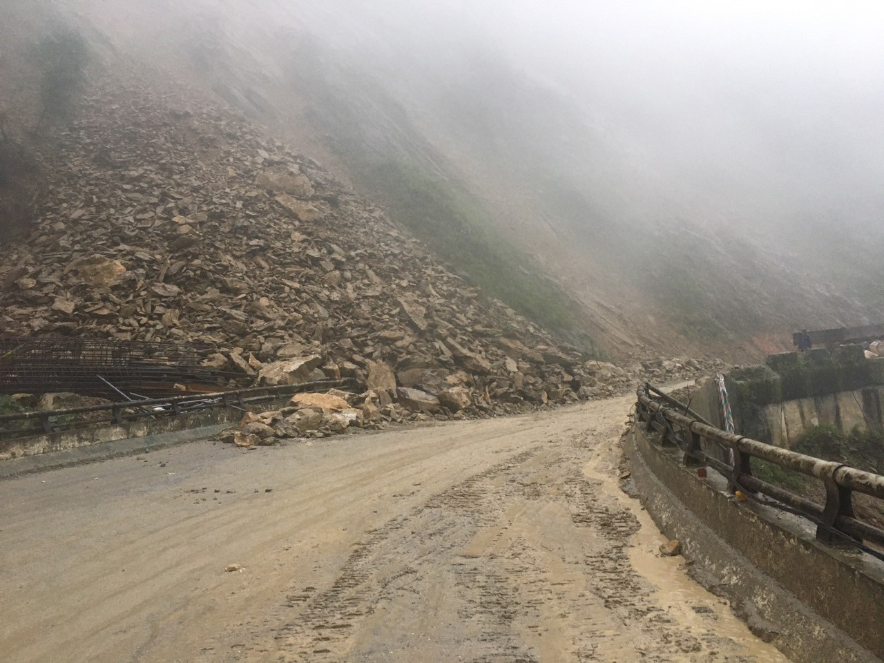 Hiện trường đường sau khi khắc phục sự cố sạt lở đường.