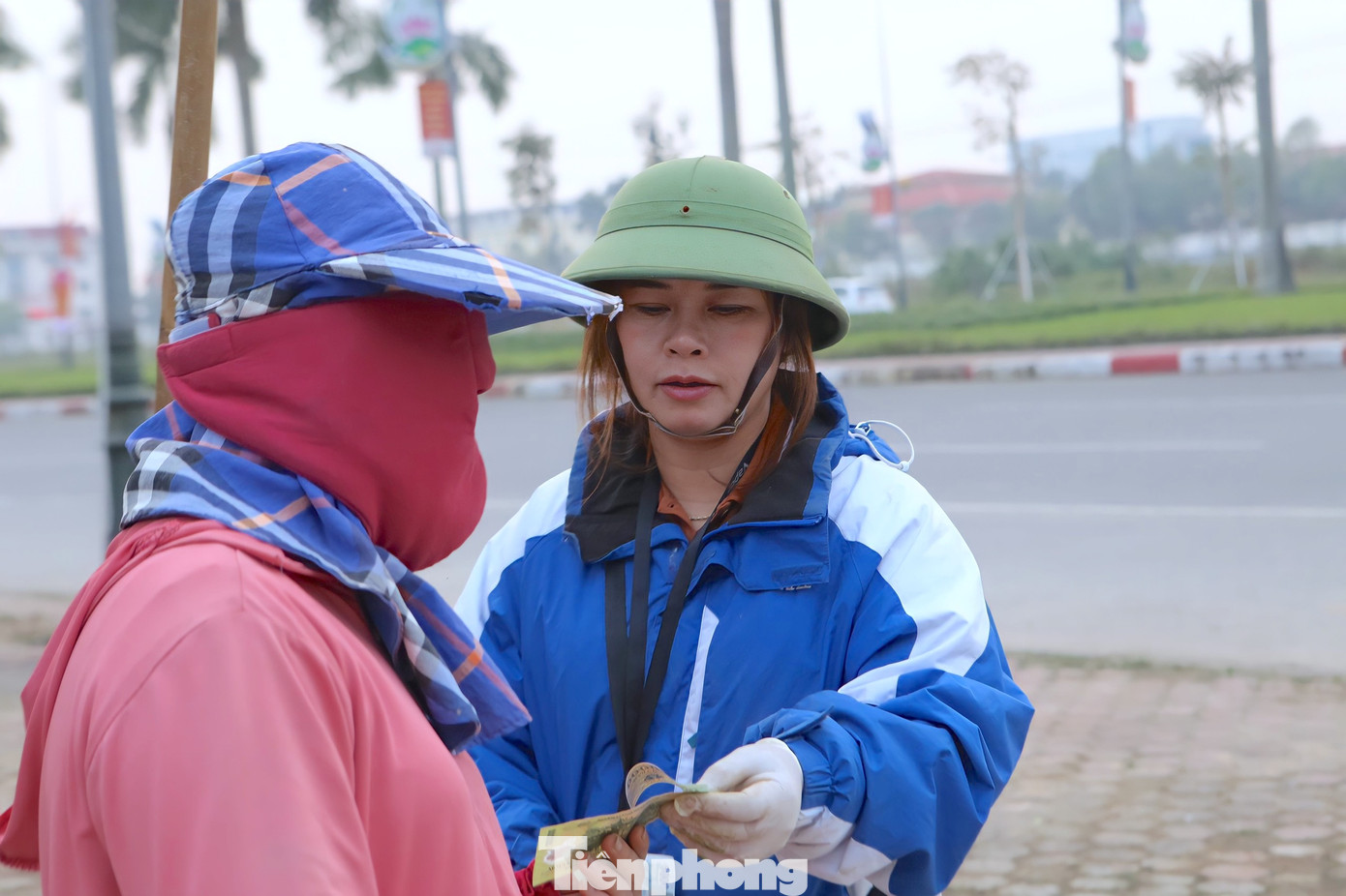 Chị Thanh – chủ vườn cây cảnh tại phường Nguyễn Du cho hay, những ngày thường chỉ có khoảng 5-7 công nhân làm việc. Còn dịp Tết số lượng hàng về liên tục nên phải thuê thêm người làm theo giờ, theo thời vụ. Trong ảnh chị Thanh trả tiền cho người phụ nữ sau 8h làm việc tại vườn hoa.