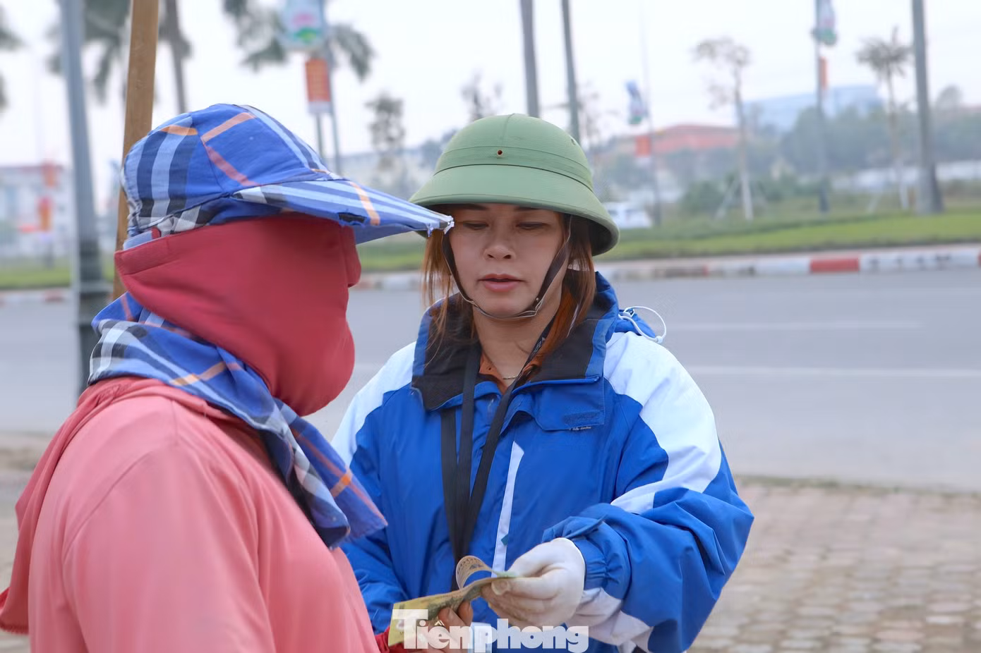 Chị Thanh – chủ vườn cây cảnh tại phường Nguyễn Du cho hay, những ngày thường chỉ có khoảng 5-7 công nhân làm việc. Còn dịp Tết số lượng hàng về liên tục nên phải thuê thêm người làm theo giờ, theo thời vụ. Trong ảnh chị Thanh trả tiền cho người phụ nữ sau 8h làm việc tại vườn hoa.