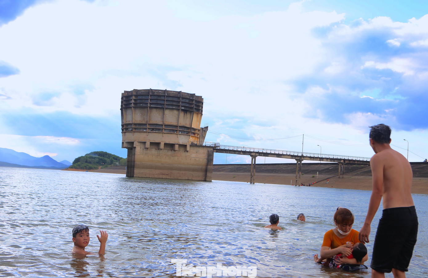 “Những dịp này cứ chiều đến lại đưa cháu lên đây để tắm. Biết là hồ sâu nhưng cho cháu mặc áo phao, giám sát, bảo vệ cháu nên không lo lắm. Đây là nơi có thể cho cháu học bơi thoải mái, mỗi ngày có hàng trăm người lên đây để tắm”, một người dân xã Cẩm Duệ (huyện Cẩm Xuyên) chia sẻ.