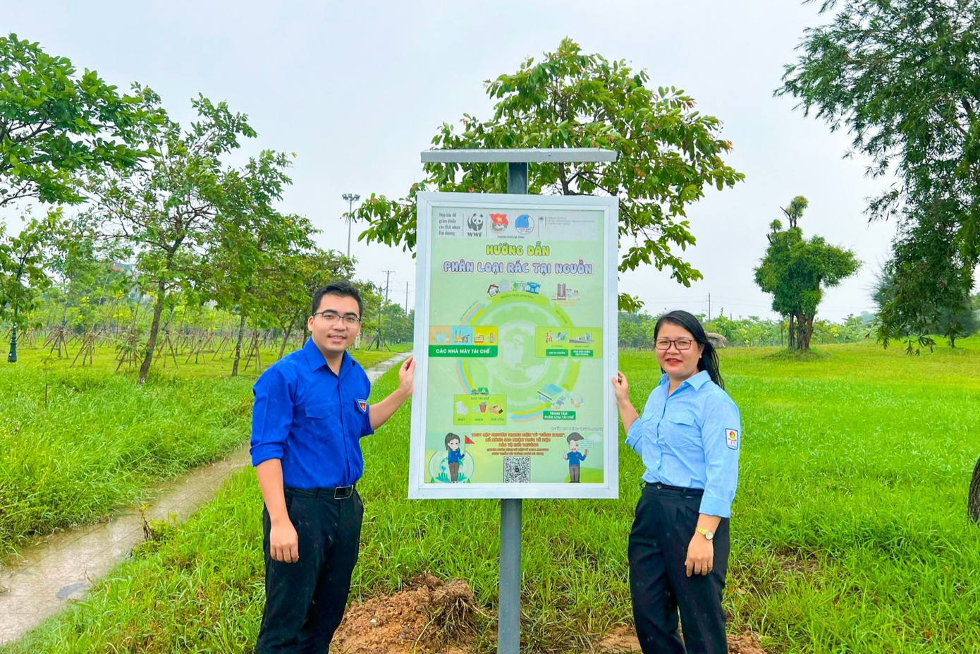 Thành Đoàn Hà Tĩnh đã ra quân hỗ trợ dịch vụ công trực tuyến và hỗ trợ khảo sát mức độ hài lòng của công dân tại trung tâm hành chính công. Đồng thời ra mắt biển tuyên truyền thông minh sử dụng năng lượng mặt trời tích hợp chuyên trang chuyển đổi số về bảo vệ môi trường tại công viên trung tâm trị giá 18 triệu đồng.