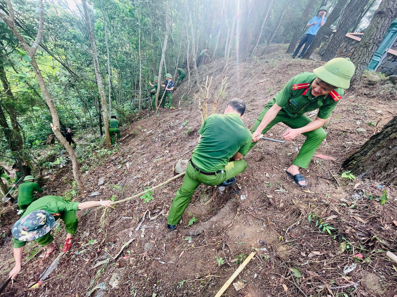 Dù thời tiết nắng nóng, nhưng lực lượng công an huyện Đức Thọ với hơn 50 cán bộ đã đến góp sức di dời, cắt tỉa cây xanh, vệ sinh môi trường tại khu mộ Tổng Bí thư Trần Phú tại xã Tùng Ảnh.