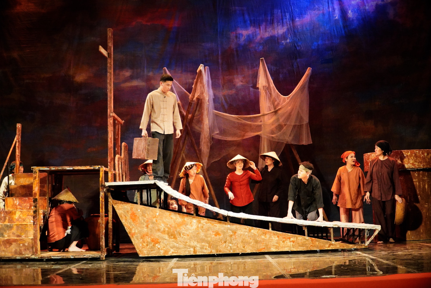 Bối cảnh công diễn tại xóm trọ ở bến tàu nơi Anh hùng Lý Tự Trọng hoạt động cách mạng.