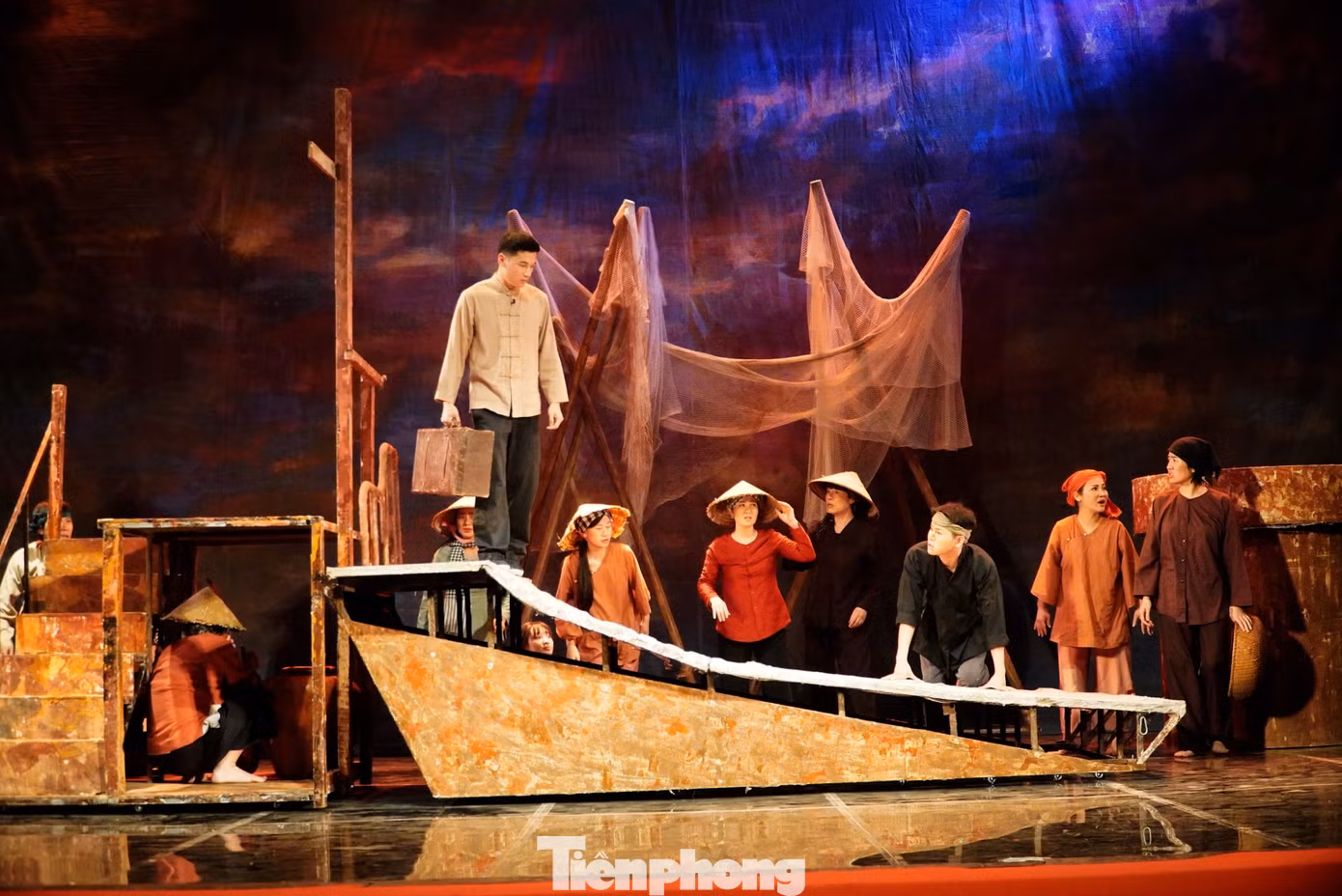 Bối cảnh công diễn tại xóm trọ ở bến tàu nơi Anh hùng Lý Tự Trọng hoạt động cách mạng.