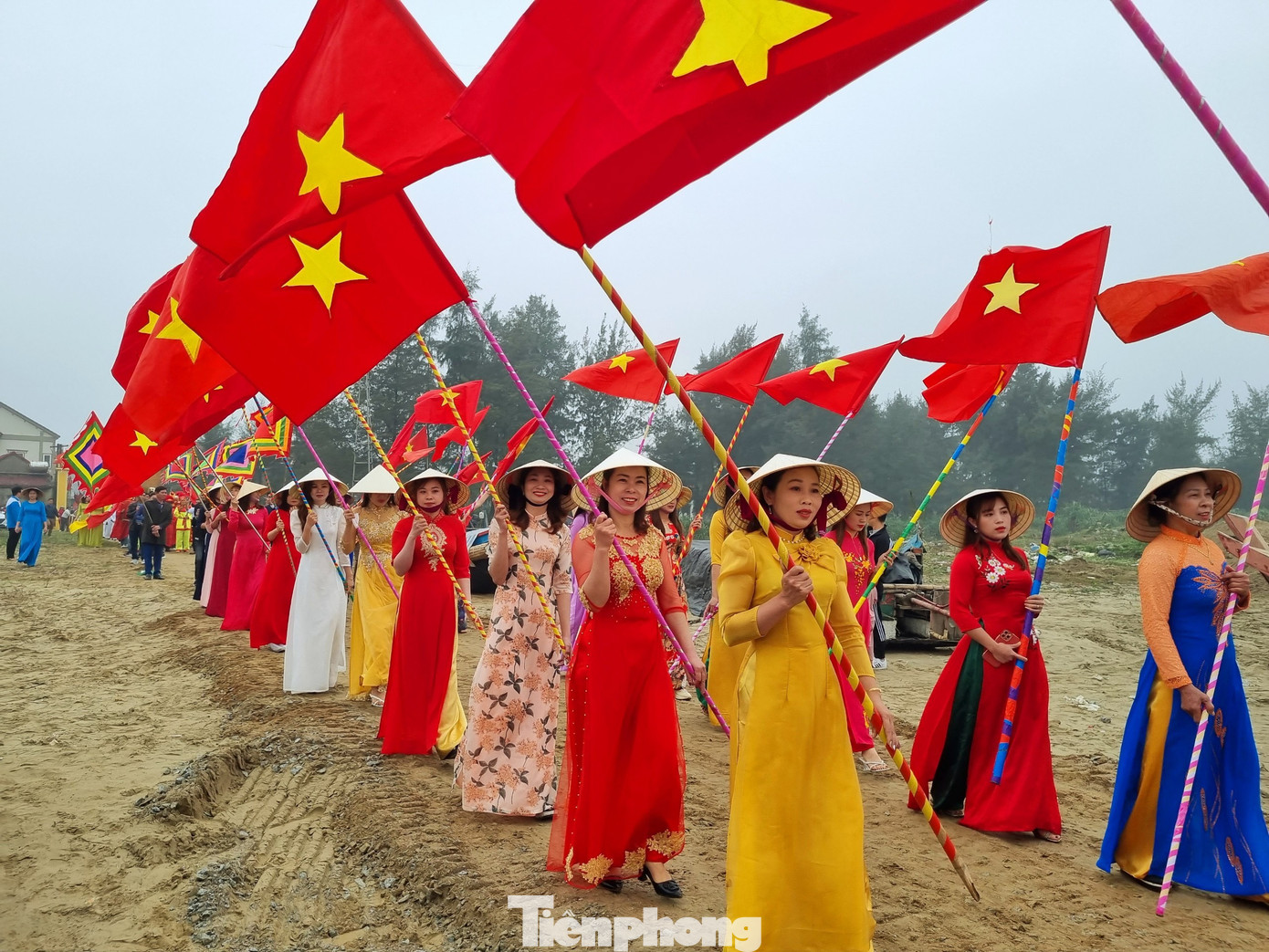 Cũng tại buổi lễ, đại diện ban tổ chức đã trao tặng cho các ngư dân, các chủ tàu hàng trăm lá cờ Tổ quốc và ảnh Bác Hồ. Cũng tại buổi lễ, đại diện ban tổ chức đã trao tặng cho các ngư dân, các chủ tàu hàng trăm lá cờ Tổ quốc và ảnh Bác Hồ.