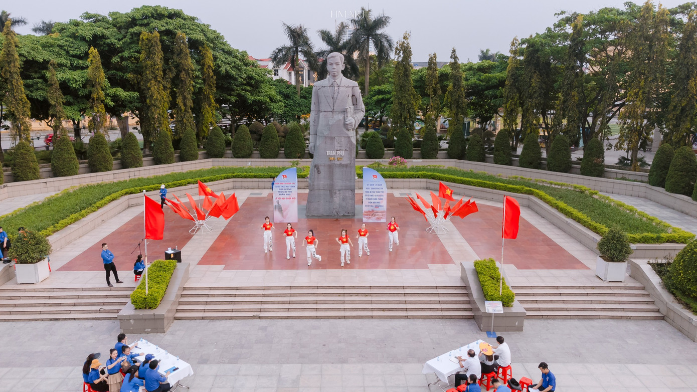 Chương trình được tổ chức tại Quảng trường Trần Phú (phường Nguyễn Du) với 100 đoàn viên ưu tú tham gia.