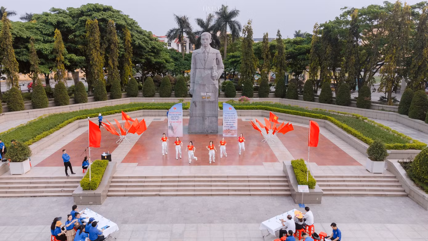 Chương trình được tổ chức tại Quảng trường Trần Phú (phường Nguyễn Du) với 100 đoàn viên ưu tú tham gia.