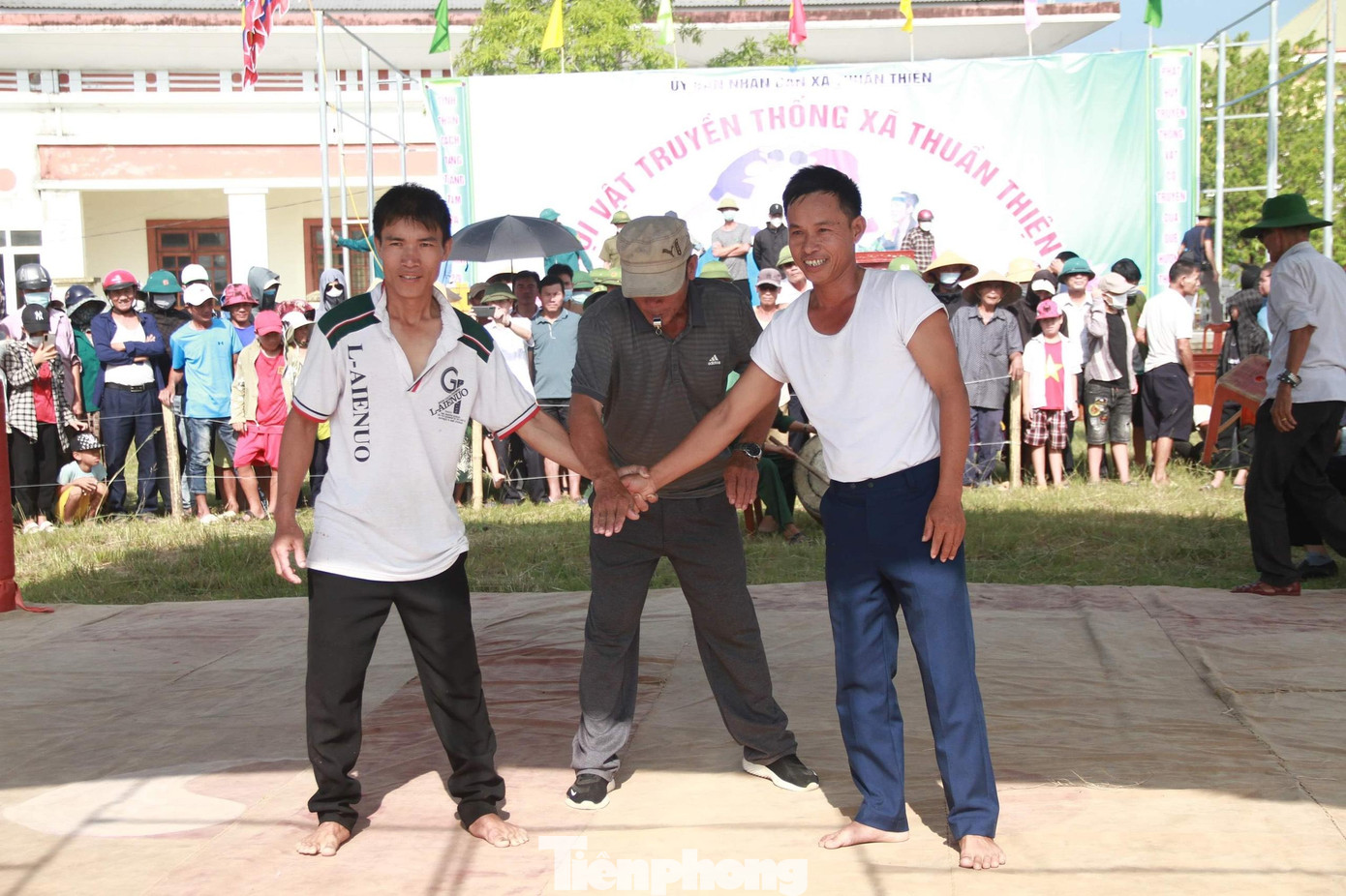 Sau 3 năm bị gián đoạn do ảnh hưởng của dịch COVID-19, lễ hội năm nay thu hút nhiều khán giả đến theo dõi.