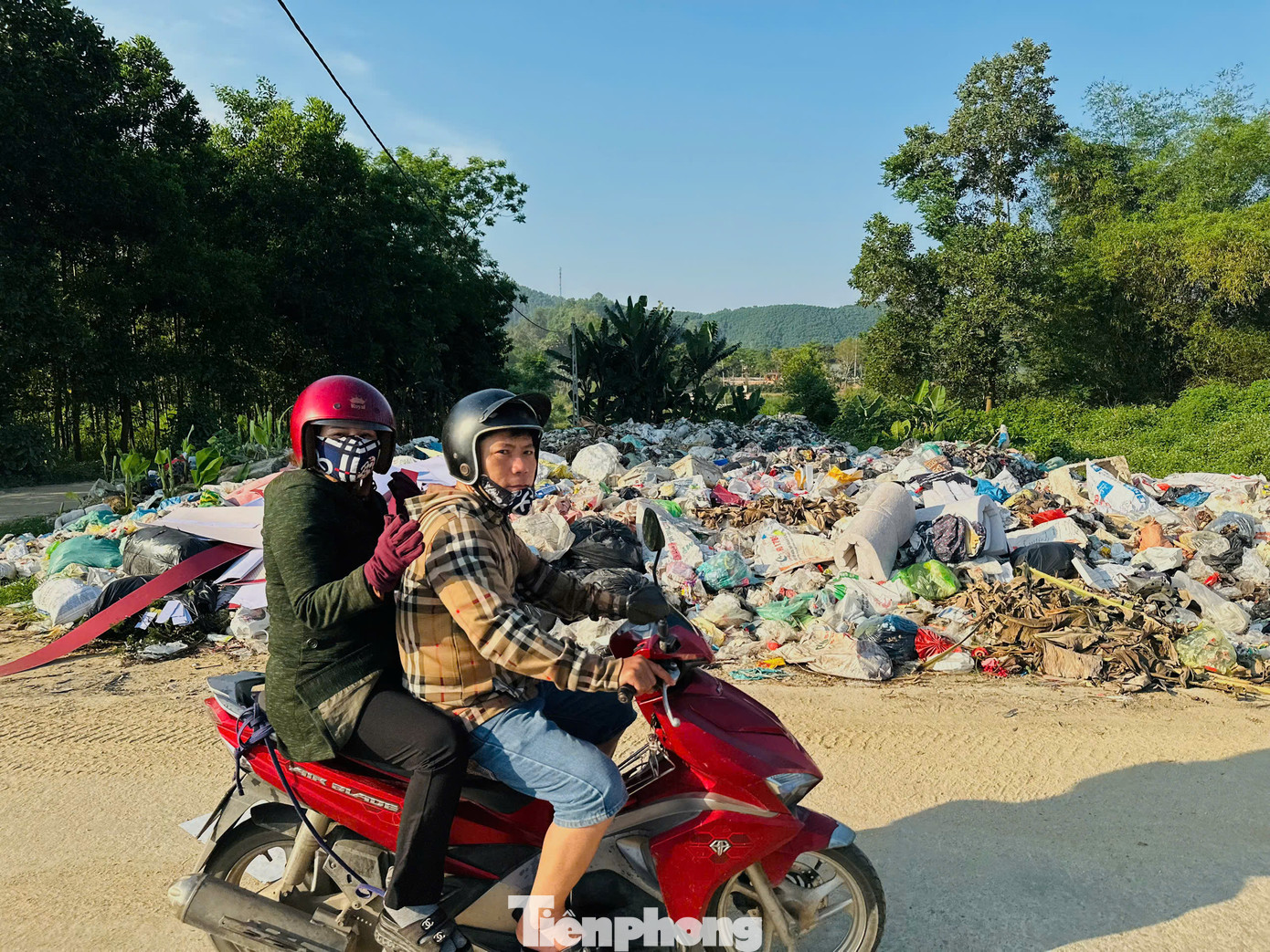 Khoảng 3 năm nay, người dân xã Sơn Trung (huyện Hương Sơn, Hà Tĩnh) phải chịu cảnh sống trong ô nhiễm từ bãi rác thải sinh hoạt cạnh bờ sông Ngàn Phố thuộc thôn Tân Tràng.