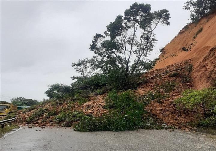 Khu vực bị sạt lở chắn ngang đường khiến giao thông qua lại bị ách tắc.