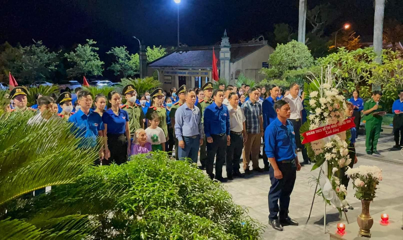 Trước anh linh Anh hùng liệt sĩ Lý Tự Trọng, tuổi trẻ tỉnh Hà Tĩnh nguyện phát huy vai trò, trách nhiệm của mình, tích cực tham gia xây dựng và bảo vệ quê hương, đất nước... Trước anh linh Anh hùng liệt sĩ Lý Tự Trọng, tuổi trẻ tỉnh Hà Tĩnh nguyện phát huy vai trò, trách nhiệm của mình, tích cực tham gia xây dựng và bảo vệ quê hương, đất nước...